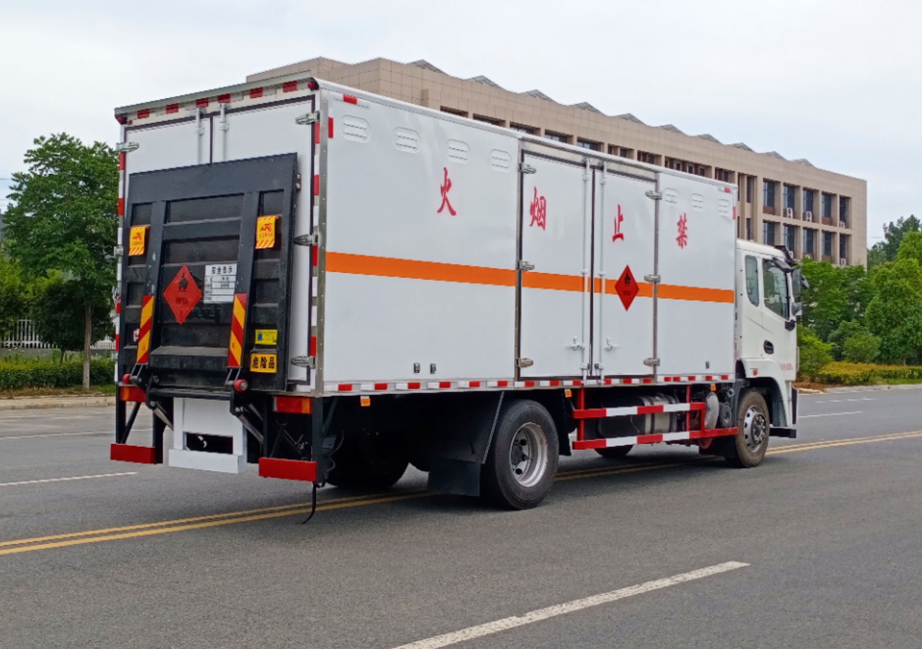 東風錦程6.8米液體廂式運輸車