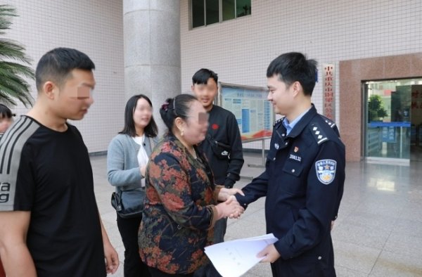 富腾优配  重庆铜梁民警郑杭杭助力离散家庭团圆